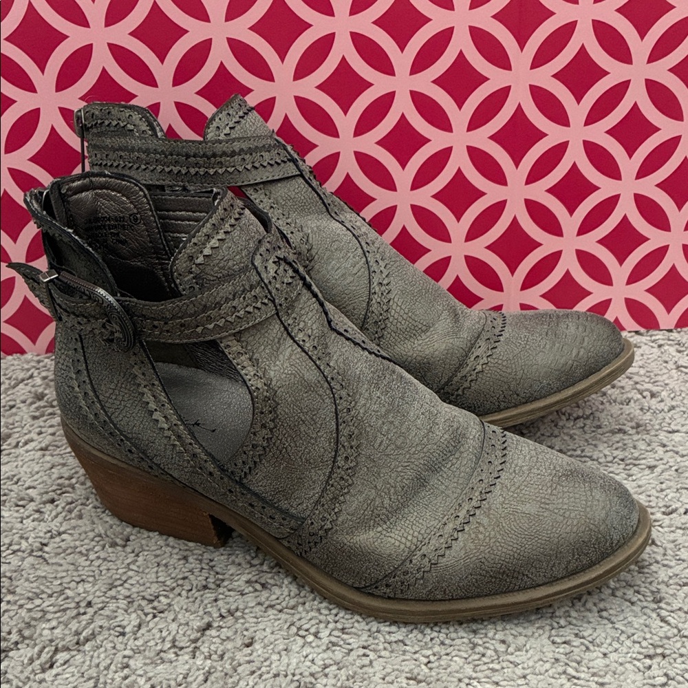 Gimmicks by BKE Textured Gray Ankle Booties